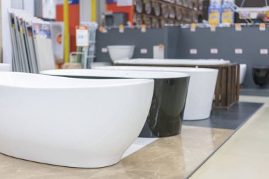 Yapı Market banyoda. banyo sıhhi tesisat deposunda. Dükkanı banyoları. Sıhhi tesisat. Yeni Hamam. Güzel dövme bacaklar banyo