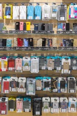 Kiev, Ukrayna - 15 Ocak 2019: Kulaklık mağaza. Stand alışveriş merkezinde modern kulaklık. 