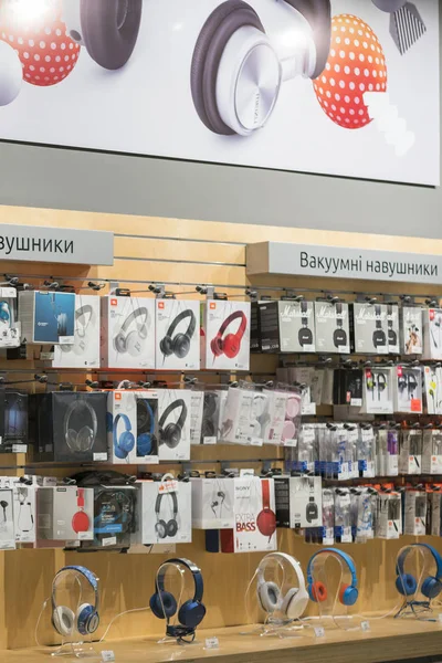 Kiev, Ukrayna - 15 Ocak 2019: Kulaklık mağaza. Stand alışveriş merkezinde modern kulaklık. 