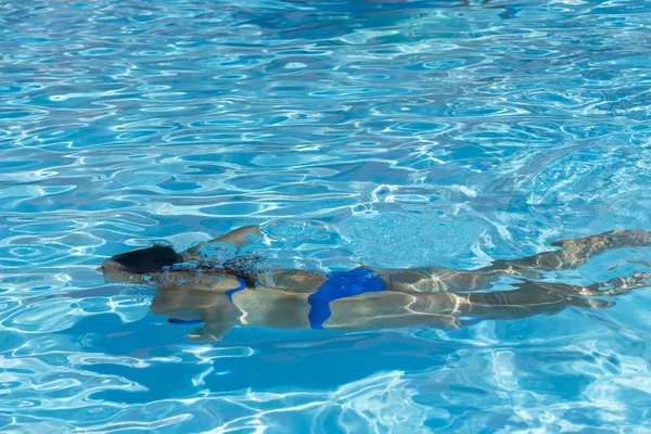 Frau Taucht Schwimmbad — Stockfoto