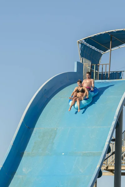 ハルガダ エジプト 2018 ウォーター スライドから下る水公園内の人 — ストック写真