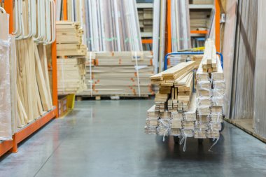 Yapı Market inşaat arabası. Arabaları kurulları ile dolu. İnşaat malzemeleri dükkanı. Panoları, ahşap ve yapı malzemesi ile rafları. bir donanım mağaza yüklü sepeti