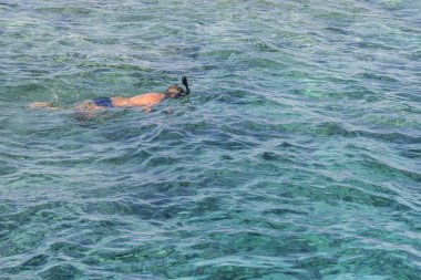şnorkel maskesi tuba ve şnorkel denizi olan adam. Dalış, yüzme, tatil. Turistler açık denizde dalış yapan. Tatil beldesi