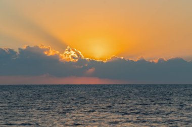 Deniz, günbatımı üzerinde renkli şafak.