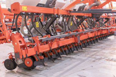 Tarım makineleri-Zemin işleme için. Tarım makineleri ekici garajda saklamak için gelecek sezon kadar kapalı.