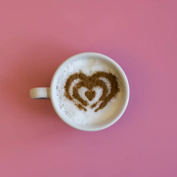 Herzförmige Dekoration Kaffeetasse Auf Rosa Hintergrund — Stockfoto