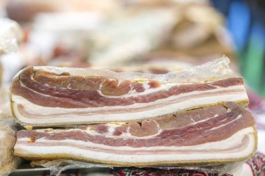 İki adet füme domuz eti. Lezzetli zanaat bütün füme levha pastırma bir kesme blok üzerinde. Domuz eti çiftlik taze domuz.