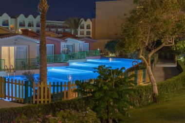 Hurghada, Mısır - 19 Kasım 2018: lüks resort gece görünümü, havuzlu.
