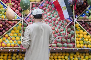 Kimliği belirsiz Arap adam sokak satan yerel sebze ve meyve.