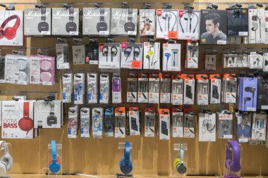 Kiev, Ukrayna - 15 Ocak 2019: Kulaklık mağaza. Stand alışveriş merkezinde modern kulaklık. 