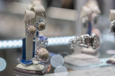 küpe ve yüzük ile değerli taşlar. Küpe ve değerli taşlar dükkanda bir yüzükle