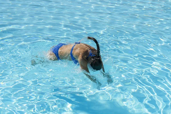 女人在游泳池中潜水 — 图库照片