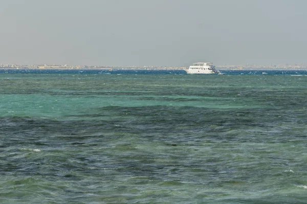 Barco Turístico Navegando Océano Envío Concepto Turismo Negocios Antecedentes Mar — Foto de Stock