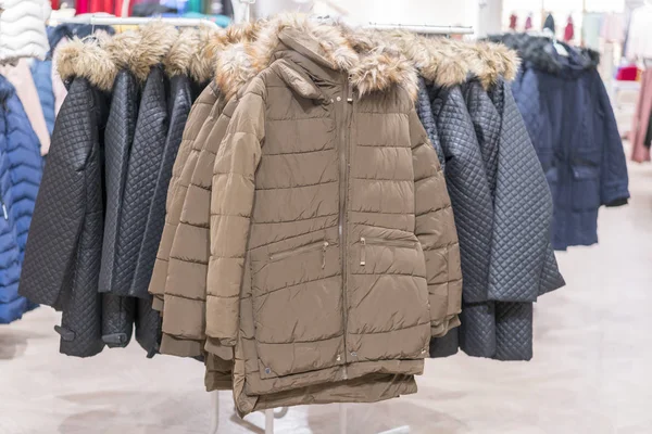 Conjunto Ropa Abrigo Interior Tienda Ropa Rack Fondo Chaquetas Invierno — Foto de Stock