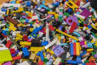 Yerdeki renkli plastik tuğla kapatın. Erken öğrenme. Çocuk yerdeki plastik Oluşturucu. arka plan