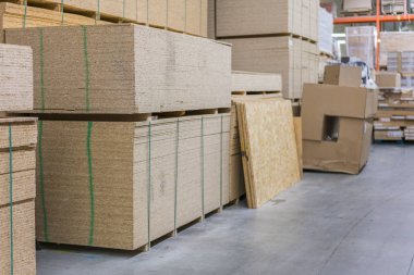 Kereste osb, kontrplak, mdf, Proje paneli ABD'de donanım mağazasında. Ahşap çubuklar, yonga levhaları, sterlingboard kereste ev geliştirme perakendeci içinde raflarda. Müşteri alışveriş