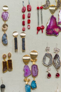 yarı değerli taşlar takı. Taş küpe. dikey fotoğraf