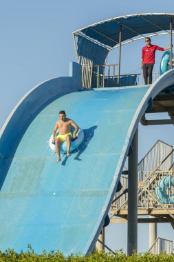 Hurghada, Mısır. 19 Kasım 2018 insanlar su parkı kaydırak gidin. dikey fotoğraf