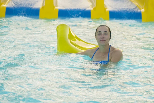 Schönes Mädchen Das Eine Wasserrutsche Reitet Glückliche Frau Die Der — Stockfoto