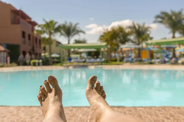 Schöne Gebräunte Beine Nahaufnahme Weiblicher Beine Mit Einem Swimmingpool Hintergrund — Stockfoto