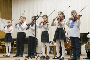 Kiev, Ukrayna. 21 Ocak 2019 çocuk keman topluluğu. Sahne Alanı'nda keman çocuklarla. Çocuk girişim, küçük yetenekler. Erken dönem çocuk gelişimi