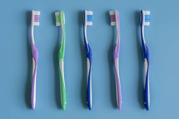 Escovas Dentes Fundo Azul Composição Plana Com Escovas Dentes Manuais — Fotografia de Stock