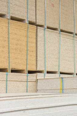 ahşap ambarda. Palet nalburdan kurulları ile. Panoları Yapı Market Paketli. İnşaat malzemeleri. Ahşap inşaat ve onarım için çeşitli ambar. dikey fotoğraf