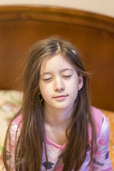 Мила Маленька Дівчинка Радістю Розтягує Руки Посмішкою Від Пробудження Ліжку — стокове фото
