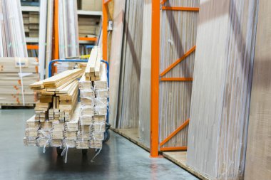 Yapı Market inşaat arabası. Arabaları kurulları ile dolu. İnşaat malzemeleri dükkanı. Panoları, ahşap ve yapı malzemesi ile rafları. bir donanım mağaza yüklü sepeti