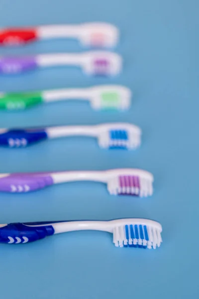 Escovas Dentes Fundo Azul Composição Plana Com Escovas Dentes Manuais — Fotografia de Stock