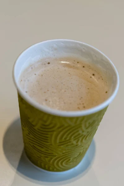 Kaffe Med Mjölk Ett Papper Glas Vertikala Foto — Stockfoto