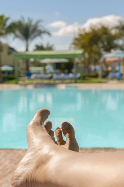 Schöne Gebräunte Beine Nahaufnahme Weiblicher Beine Mit Einem Swimmingpool Hintergrund — Stockfoto