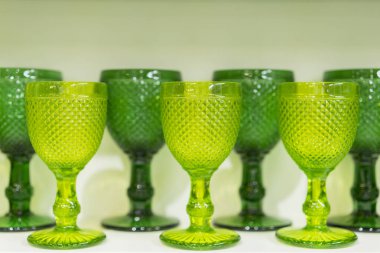 Raf üzerinde Yeşil gözlük.