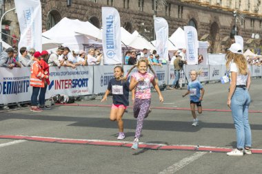 Ukrayna, Kiev, Ukrayna 09.09.2018 çocuğun yarış sokakta. Sağlıklı yaşam teşviki. Çocuk spor teşviki