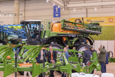 Kiev, Ukrayna - 31 Ekim 2018: Birleştirir, traktör ve Tarım Fuarı Interagro - 2018 sırasında makine.