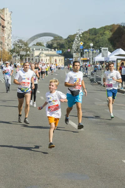 乌克兰 乌克兰09 2018 运动员和业余爱好者都在跑步 人们都在跑步 提倡健康的生活方式 孩子和家长参加比赛 — 图库照片