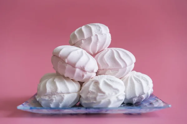 Roze Witte Marshmallows Een Roze Achtergrond — Stockfoto