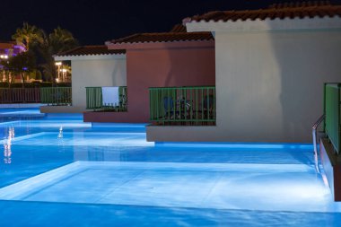 Hurghada, Mısır. 19 Kasım 2018 Hurghada, Mısır. 19 Kasım 2018 gece görünümü, havuzlu lüks resort. otel açık peyzaj havuzlu. Zengin otel gece havuzu tarafı.