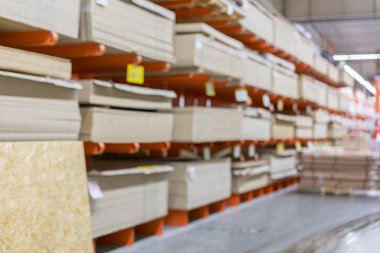 Kereste osb, kontrplak, mdf, Proje paneli ABD'de donanım mağazasında. Ahşap çubuklar, yonga levhaları, sterlingboard kereste ev geliştirme perakendeci içinde raflarda. Müşteri alışveriş.