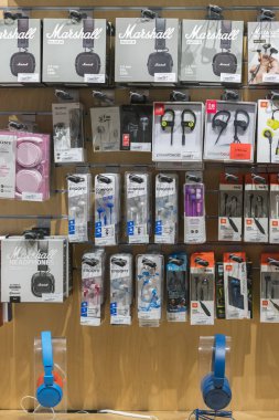 Kiev, Ukrayna. 15 Ocak 2019 kulaklık saklayın. Modern kulaklık stand alışveriş merkezinde. Bir mağazada Satılık çeşitli kulaklık. dikey fotoğraf.