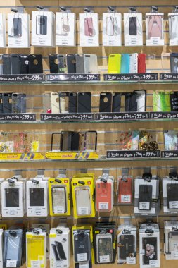 Kiev, Ukrayna. 15 Ocak 2019 renkli iphone ve Samsung telefon servis talepleri için satış içinde cep telefonları stok. Farklı tasarım cep telefonu cep telefonu aksesuar mağazası kapsar. dikey fotoğraf.