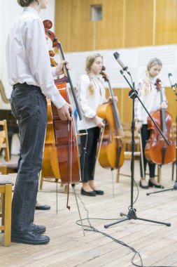 Çocuk keman topluluğu. Sahne Alanı'nda keman çocuklarla. Çocuk girişim, küçük yetenekler. Erken dönem çocuk gelişimi. dikey fotoğraf. Bulanık.