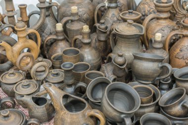 Kil yemekleri. Seramik Ulusal Ukrayna yemekleri Opishnya Köyü Poltava bölgede yapılan içinde Velyki Sorochyntsi adil tümleştirdiniz ve gösterdiniz. Yanmış siyah seramik. Yanık kil kavanozlar.