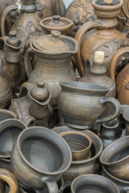 Natürmort modern seramik kaplar ile topraktan yapılmış. Yanmış siyah seramik. Yanık kil kavanozları. dikey fotoğraf.