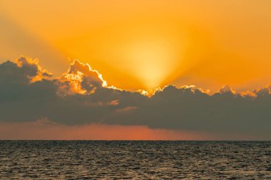 Denizin üzerinde renkli bir şafak, Sunset. Güzel sihirli gün batımı denizin üzerinde.