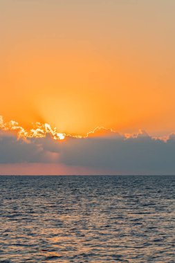 Renkli şafak denize, günbatımı. Denize güzel sihirli gün batımı. dikey fotoğraf. tonda.