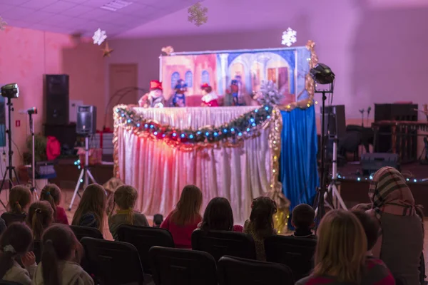 Teatro Títeres Para Niños Espectadores Vacaciones Infantiles Muñecas Borrosa — Foto de Stock