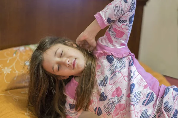 Милая Маленькая Девочка Счастливо Вытягивает Руки Улыбаясь Просыпаясь Постели Ребенок — стоковое фото