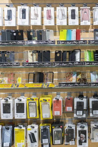 Kiev, Ukrayna. 15 Ocak 2019 renkli iphone ve Samsung telefon servis talepleri için satış içinde cep telefonları stok. Farklı tasarım cep telefonu cep telefonu aksesuar mağazası kapsar. dikey fotoğraf.
