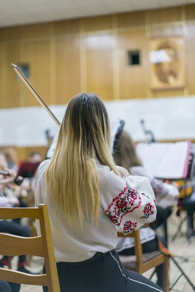 Βιολιστής Μακριά Μαλλιά Στη Σκηνή Κάθετη Φωτογραφία — Φωτογραφία Αρχείου